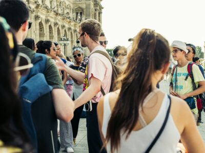 how to be a tour guide