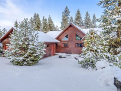 Stunning river views, private hot tub, custom log