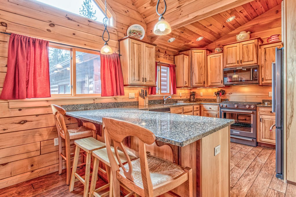 Stunning river views, private hot tub, custom log