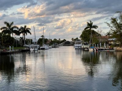 Cosy Home on a Sail Boat Accessible Canal