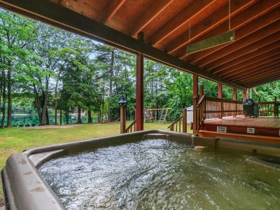 Lakeside Getaway includes Hot Tub (pet friendly)