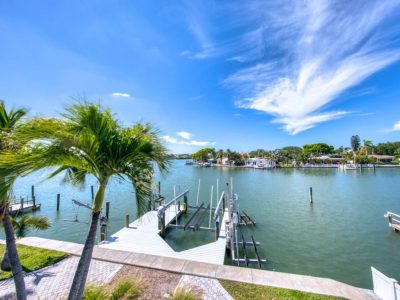 Villa Azule - Waterfront Luxury Home - Walk to Indian Rocks Beach, FL